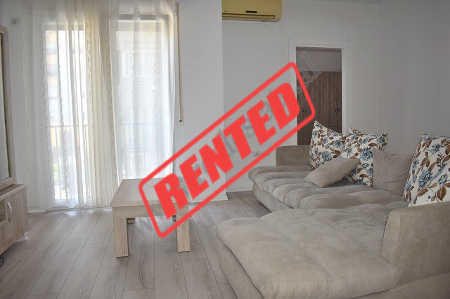 Apartament 1+1 me qira ne rrugen Haxhi Hysen Dalliu, ne Tirane.
Shtepia ndodhet ne katin e 3 te nje